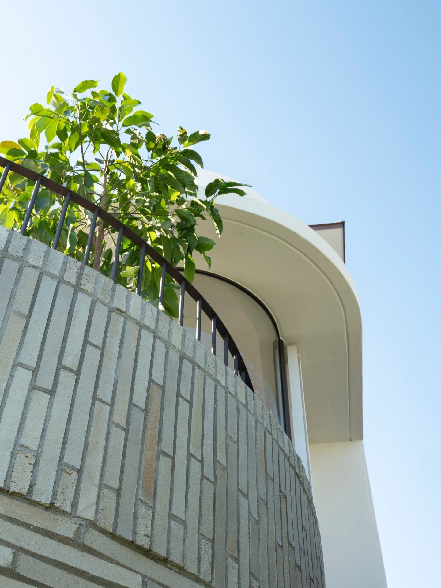 The recently completed Bellevue Hill home showcases a meticulous application of handmade Krause Bricks, conceptualised by @luigirosselliarchitects.

Design Architect: Luigi Rosselli
Project Architects: Jane McNeill, Lluis Molins Calvet
Built: GNC Qua