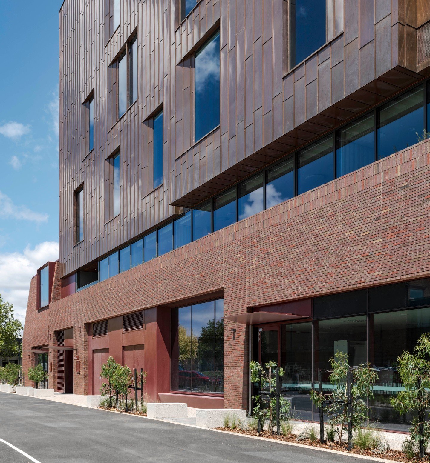 Behind the striking facade of the Bendigo Law Courts redevelopment is a powerful vision for sustainable design.

Powered by 100% renewables and designed for Net Zero Carbon operation, the building features carbon neutral Krause Emperor Bricks at its 