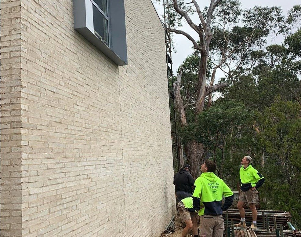 The @smarttbricklaying crew take a moment to admire their handiwork at this new home build in Lorne - and who can blame them! 

It&rsquo;s always so exciting to see the scaffolding come down and a new architectural beauty unveiled, especially when ha