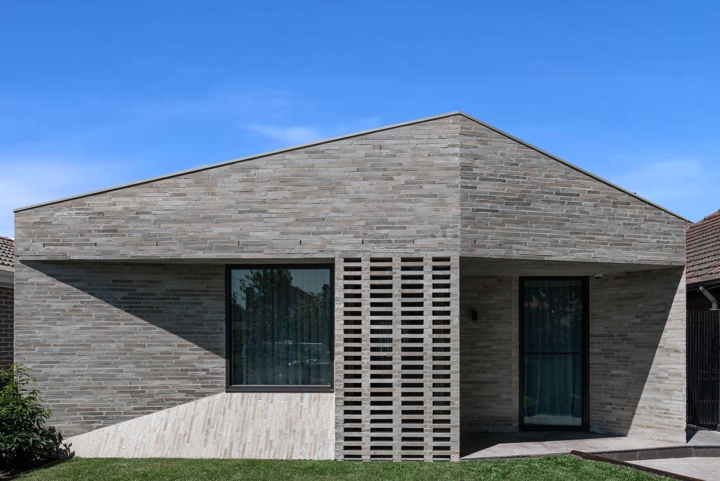 &ldquo;The front facade of our Bayside House demonstrates just some of the beauty and creativity that can be achieved with brickwork,&rdquo; says @adamkanearchitects, the team behind this stunning Melbourne project. 

Ensuring timeless design with ma