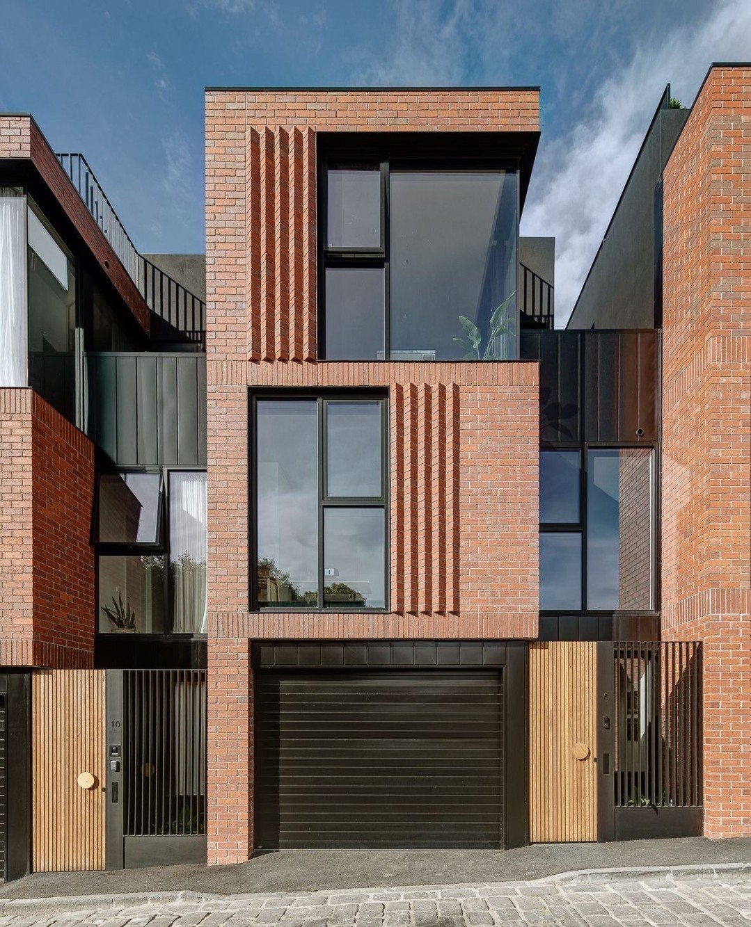 The Dalgety Street St Kilda townhouses feature two distinct colour variations of Krause Bricks, with handsome Heritage Reds highlighting the striking exterior while the more subdued Ghost Grey&rsquo;s line the interior walls. Both add visual and text