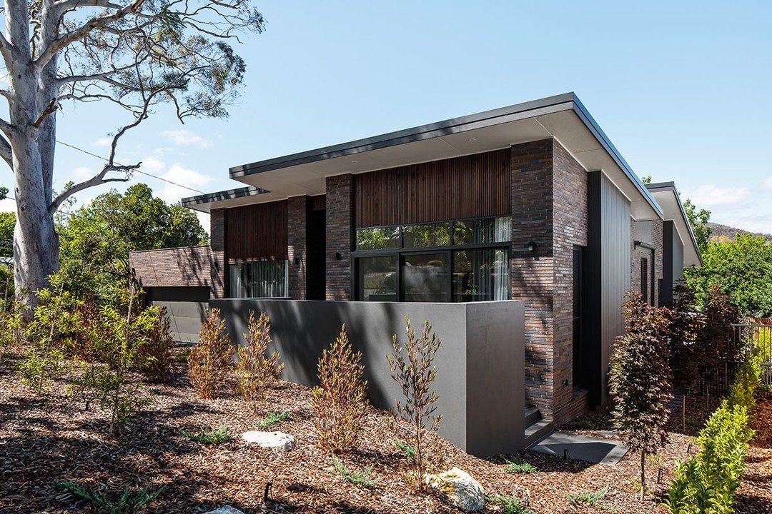 This Canberra property redefines &lsquo;home among the gum-trees&rsquo;, with Krause Emperor Bricks in an earthy Grampian Blues seamlessly blending into the landscape for a uniquely Australian feel. 

Design: @paul_tilse_architects
Build: @bora_build