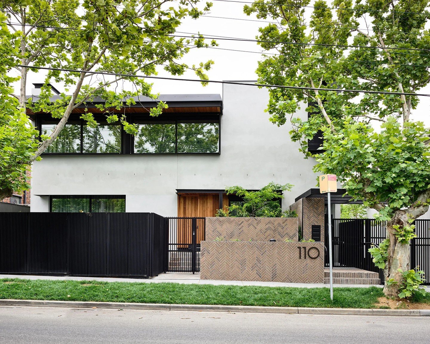 First impressions matter. The intricate herringbone pattern of Krause Brick Tiles defines the elegant entrance of these Kooyong townhouses. Swipe for a closer look at the beautiful details.

Architect: @kennedy_nolan
Krause Brick Tiles supplied by @r