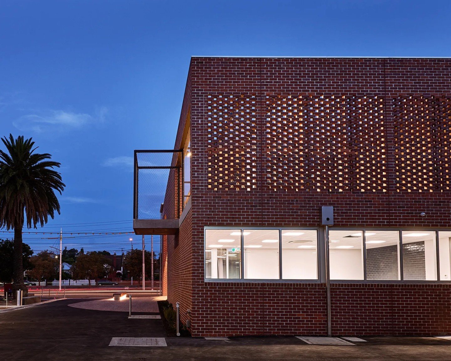 The Northcote High School Performing Arts Centre stands out with its facade of artfully patterned Krause Bricks in our classic Heritage Red.

Design: @kerstin_thompson_architects
Build: @_foursq
Photo: @dan_dfpc