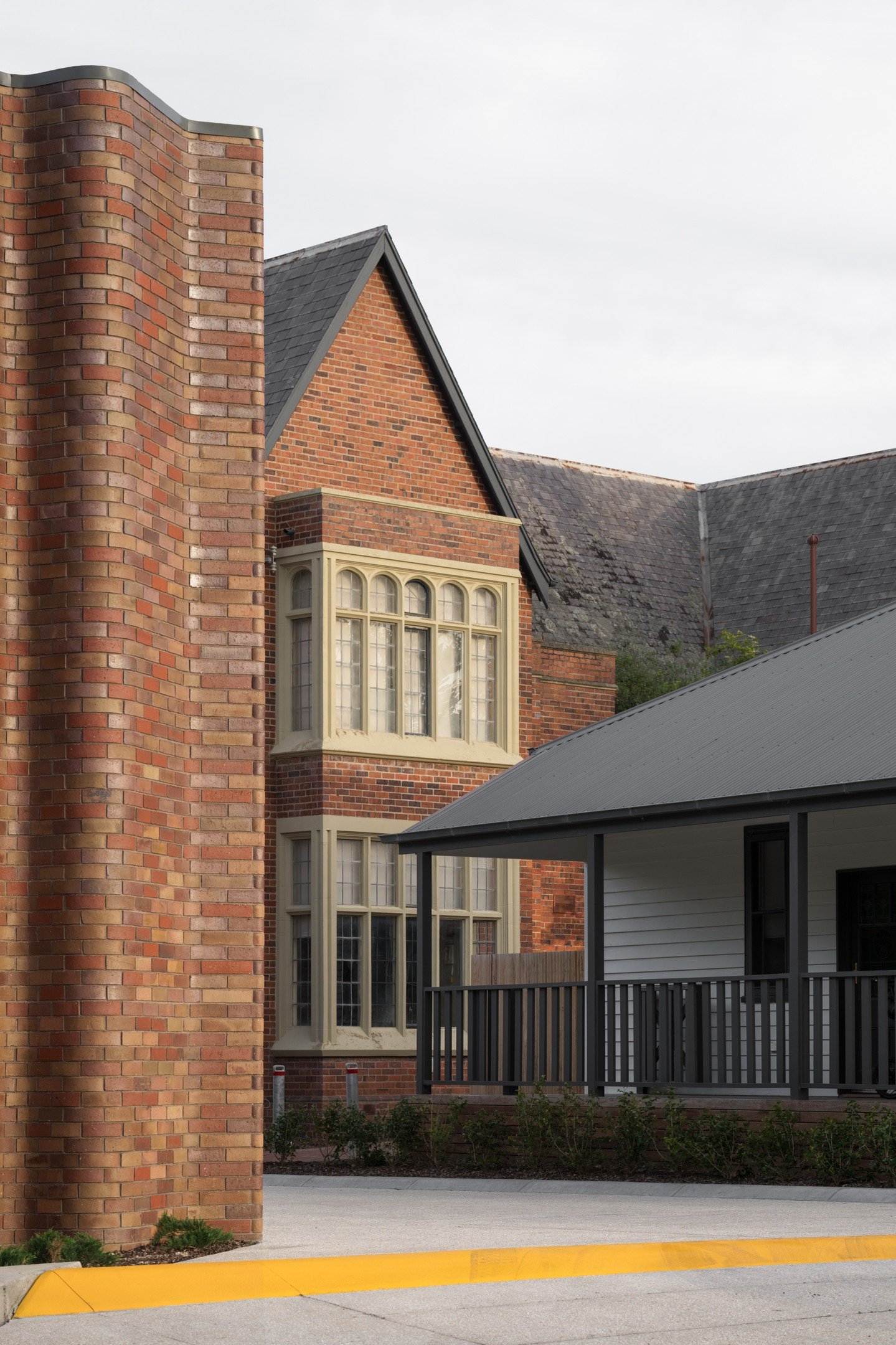 For the Geelong College Senior School's new Gymnasium Centre, wardle specified our 76mm Krause Bricks in a rich Autumn blend. The result is a bold, contemporary design that respectfully bridges the school&rsquo;s historic legacy with its future.

Bui