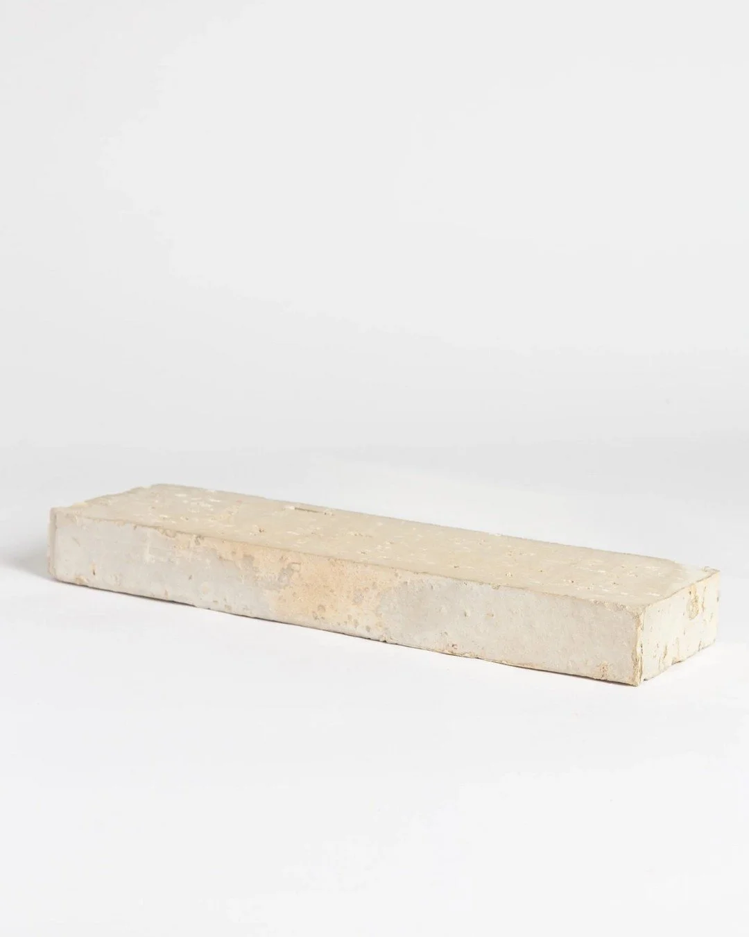 One brick, endless possibilities.

The Krause Emperor Brick in Ghost is a true chameleon, revealing a unique character in every project.

Swipe through to see it transform from a singular object into the soul of three distinct architectural expressio