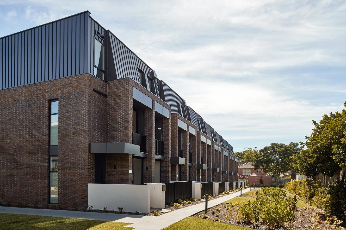 Krause 50mm Bricks in a Bursaria blend were selected for these townhouses in East Malvern. Their rich, dark texture of creates a striking contrast with the modern metal cladding, giving the residences a bold, contemporary feel while retaining an hone