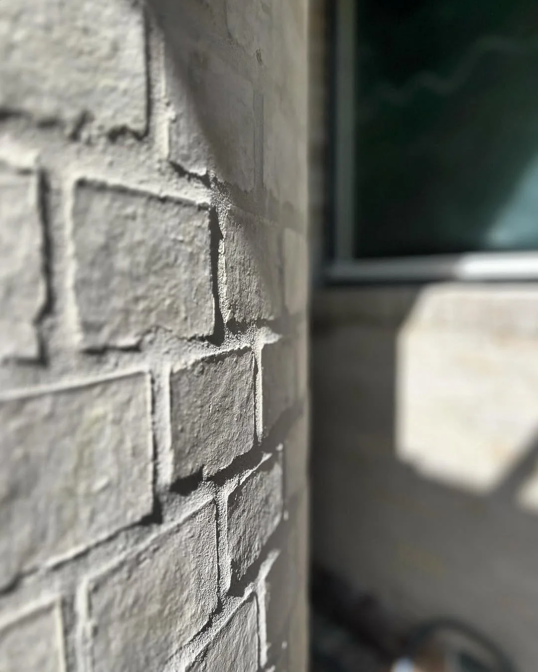 Custom made Krause Bricks, laid to form a perfectly seamless curve.

It takes a skilled team to cut and lay a detail like this, ensuring the material flows without losing its natural beauty. The way the light hits the surface truly brings out the cha