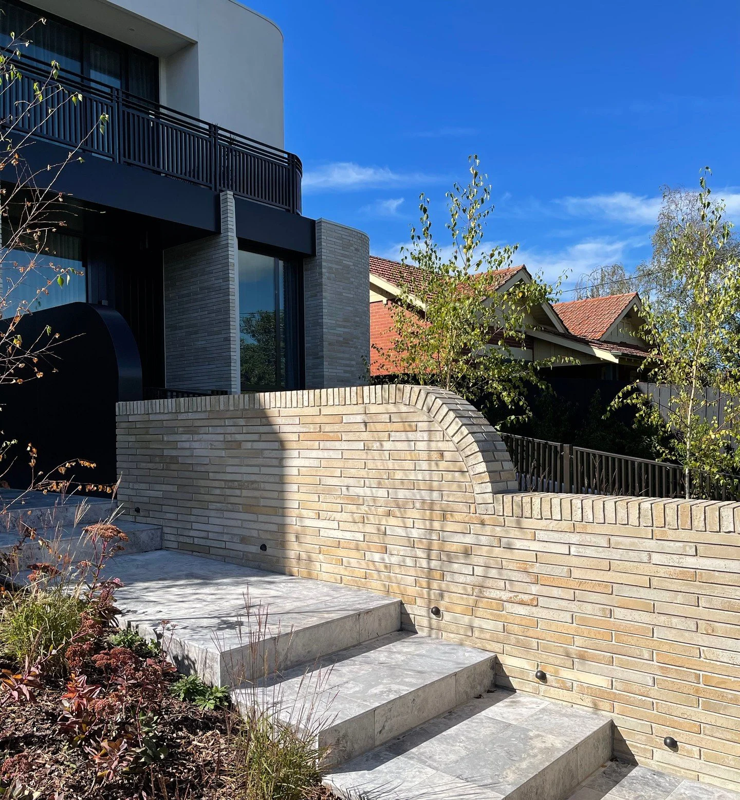 This is brickwork as sculpture. Achieving this type of controlled curve requires precision and respect for the material. The radius here is executed using header units - a classic, honest technique that articulates modern form.

Project: Peate Street