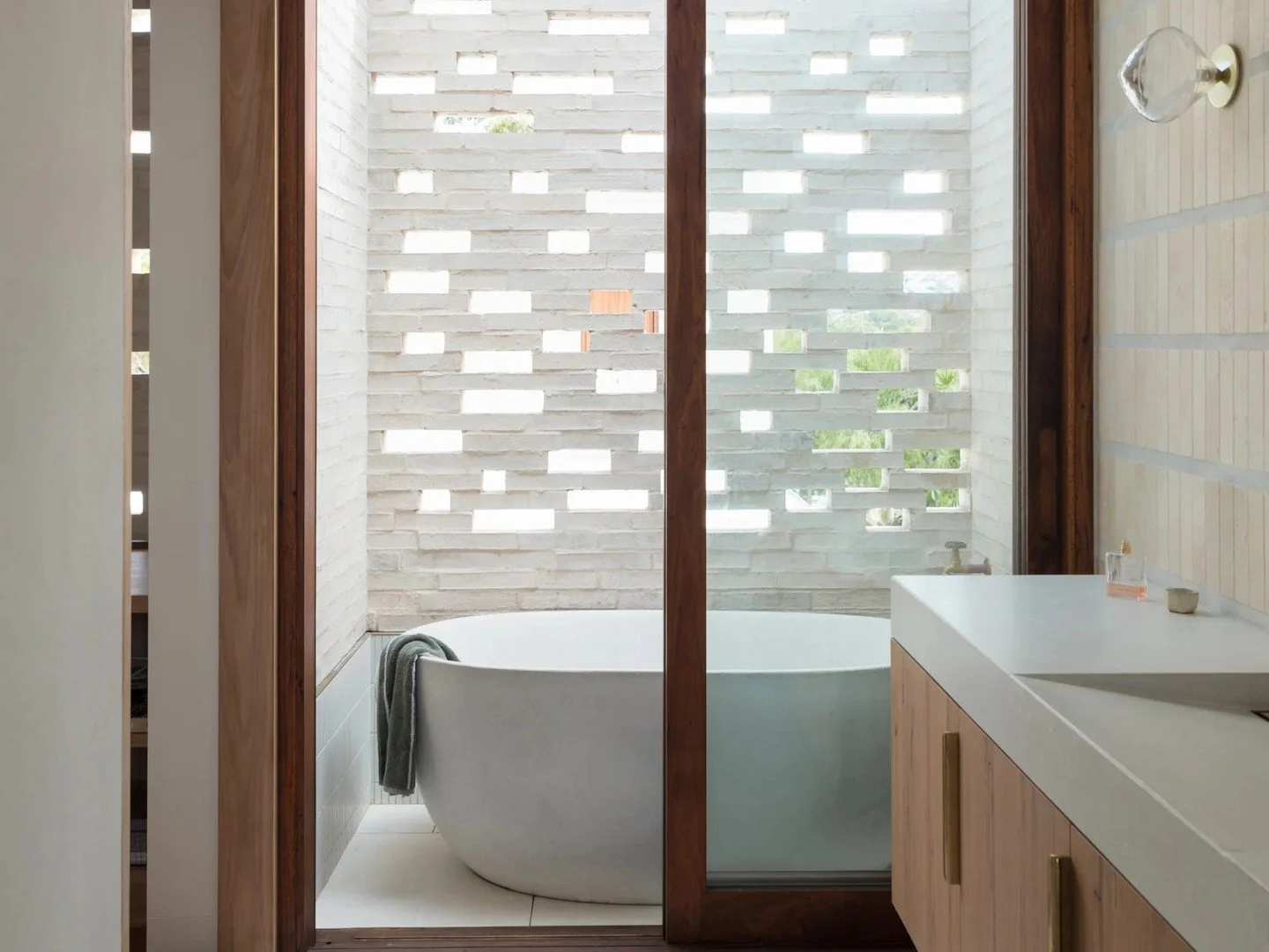 Easy breezy living at Curl Curl House, where the hit and miss wall of Krause Bricks is all hit and no miss in our book 👌

Bricks: Krause Emperor Bricks in Ghost, with a sponge mortar finish.
Architect: @trias.studio
Builder: @avalon_projects
Enginee