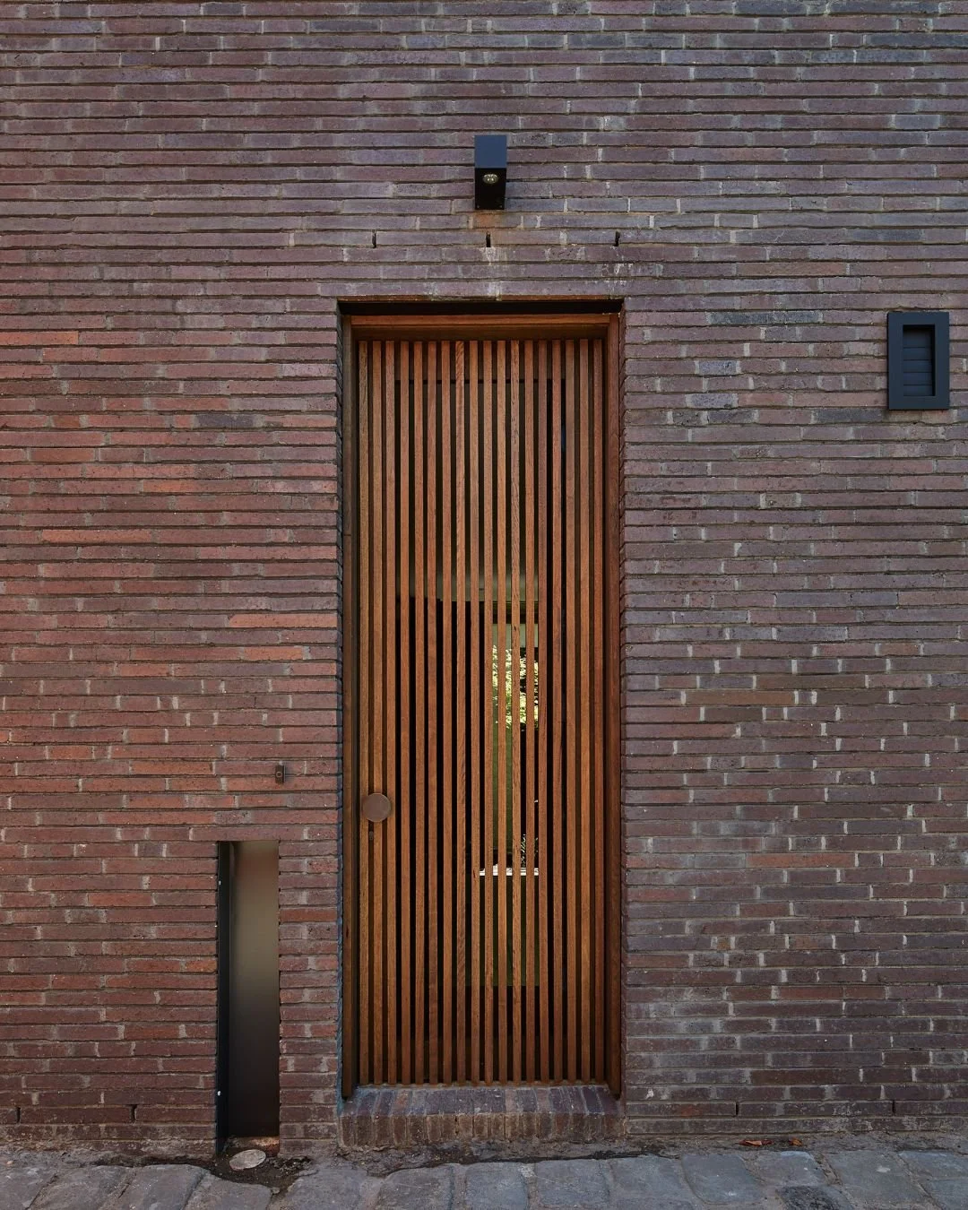 Just like the Victorian mountain range that inspired their name, our Grampian Blues bricks reveal shifting tones and new colours as the light changes from day to night.

Swipe to see &rarr;