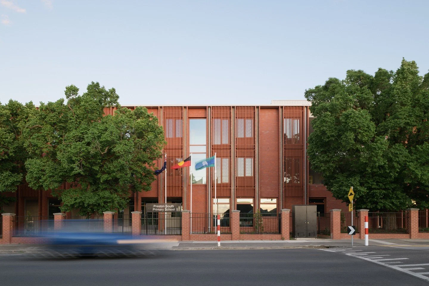 Designed by @kerstin_thompson_architects and brought to life by @apmgroupconstruction, the award-winning Preston South Primary School features Krause Bricks in rich Heritage Red blend.

Photos: @thurstonempson
