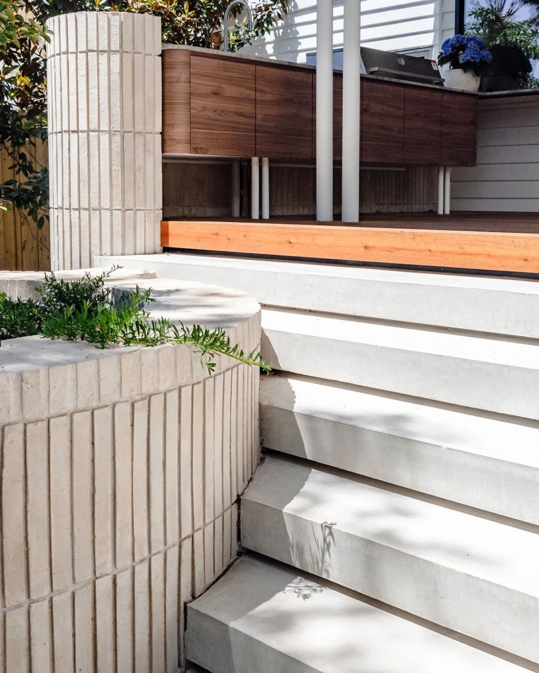 It's all in the details at @jack.fugaro's Danson project. 

Here, handmade Krause Bricks stand tall and seamlessly blend with other natural materials such as timer and stone, creating a harmonious and sophisticated outdoor aesthetic. Every element th