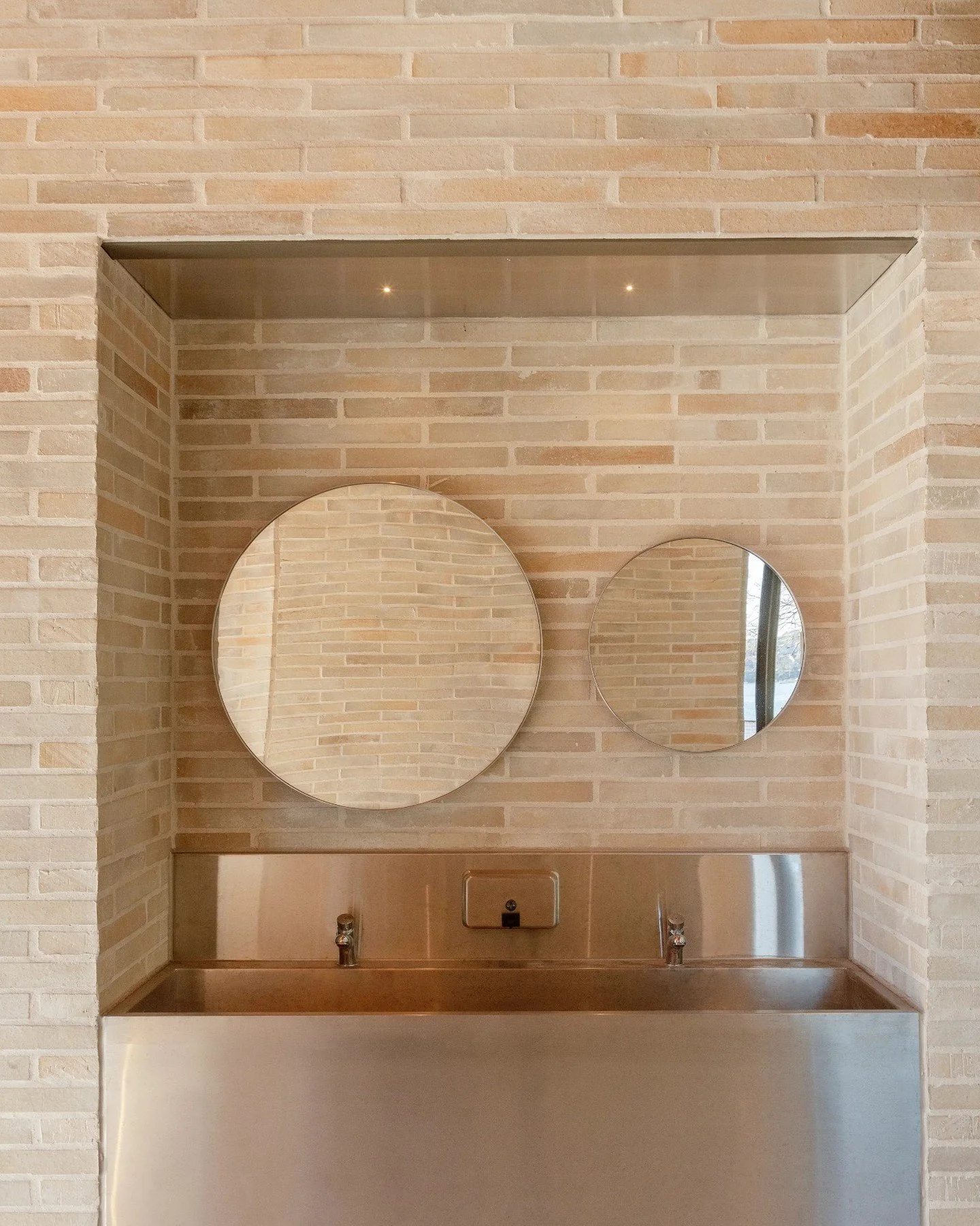 It's all in the details at the Callan Park Amenities, built upon a historically and culturally significant site on the southern edge of Iron Cove, NSW. The linear quality of Krause Emperor Bricks provides a clean, contemporary finish to this beautifu