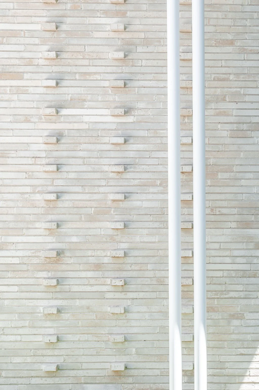 Crafted from the earth, the unique beauty of clay brick is unmatched. Beyond its strength, a thoughtful application can transform a wall into a dynamic canvas, catching light and shadow to create incredible texture and depth.

Explore our range of ar