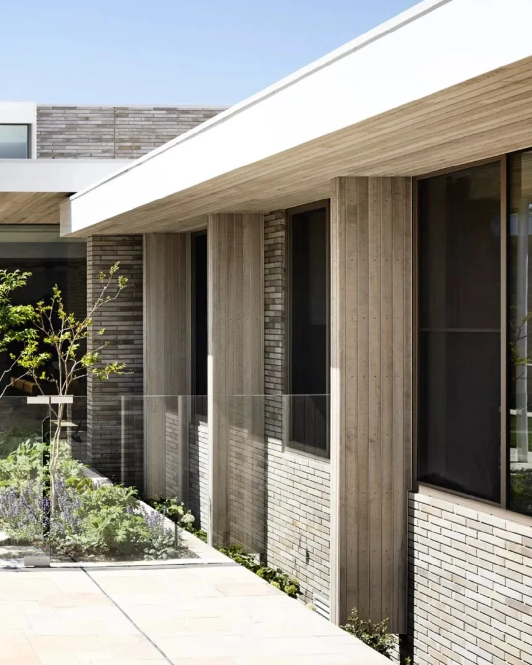 The elongated form of Krause Emperor Bricks defines this facade, delivering a sense of refined clarity and scale. This layered material palette, where brick, timber, and glass meet, demonstrates how precision in material choice can achieve a timeless