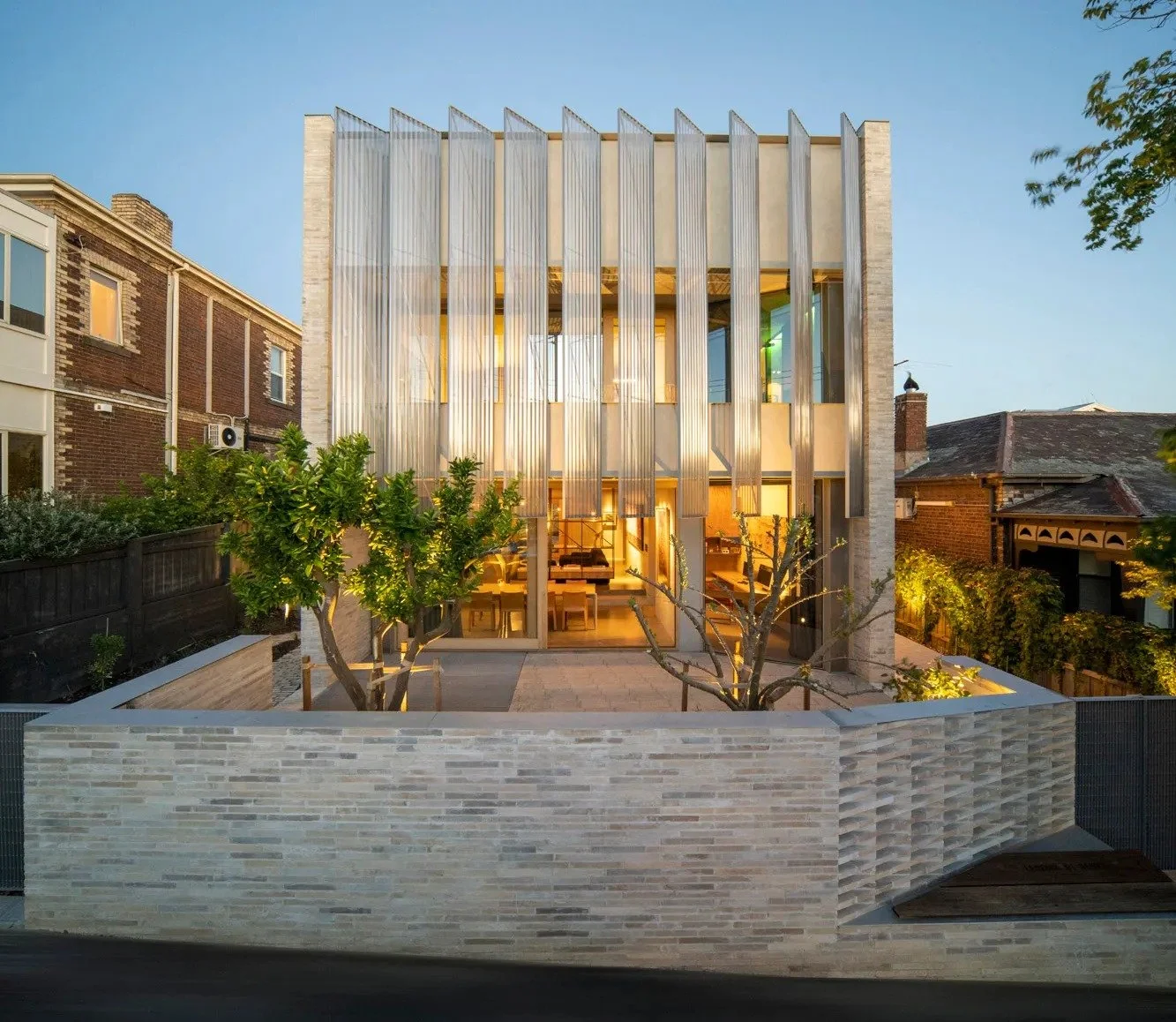 The captivating facade of Divided House by @jcbarchitects is defined by custom-made Krause Emperor Bricks. This bespoke selection creates a powerful statement, harmonising the home with its historic Melbourne setting while introducing a distinctly mo