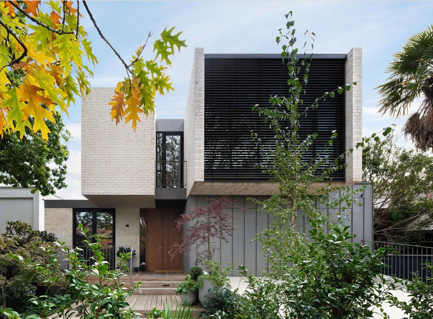 A masterclass in bold Geometry. 

The clean lines of this contemporary home designed by @inglisarchitects are grounded by the textural presence of Krause Bricks. The subdued Ghost palette creates a striking juxtaposition against the dark screening an