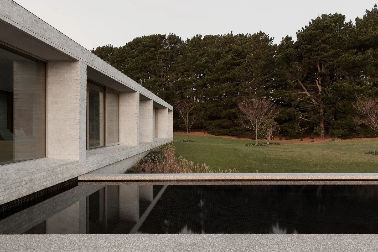 Krause 76mm Bricks in a sponge mortar finish are the unifying thread at the Cape Schank residence, masterfully connecting the striking facade to the serene interiors.

Swipe to see this seamless flow from both perspectives.

Design: @studio_goss
Buil