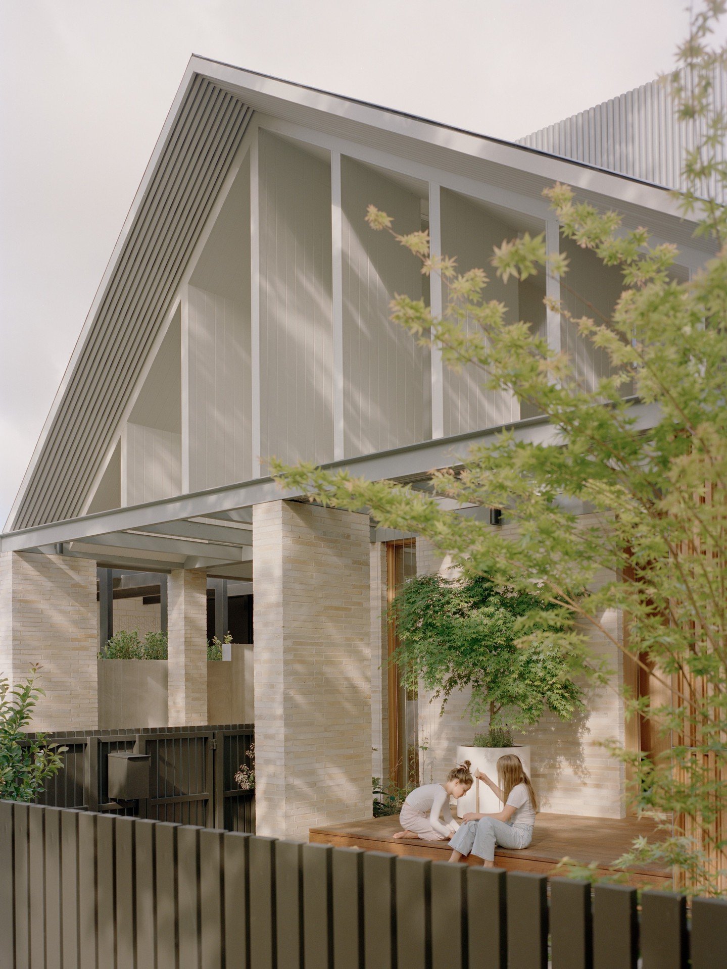 At Gable House, @weaverandco considered every detail to achieve a sense of quality and belonging.

The selection of locally made Krause Emperor Bricks was fundamental. Their inherent character and rich texture anchor the home, creating a strong sense