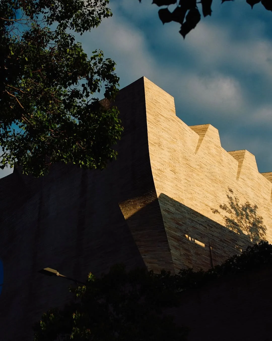 Custom-made Krause Bricks become a canvas for the Springtime sun at the incredible @phoenixcentralpark in Chippendale, NSW.

The golden hour light catches the textured surface in a way that perfectly highlights the depth and artistry of the brickwork