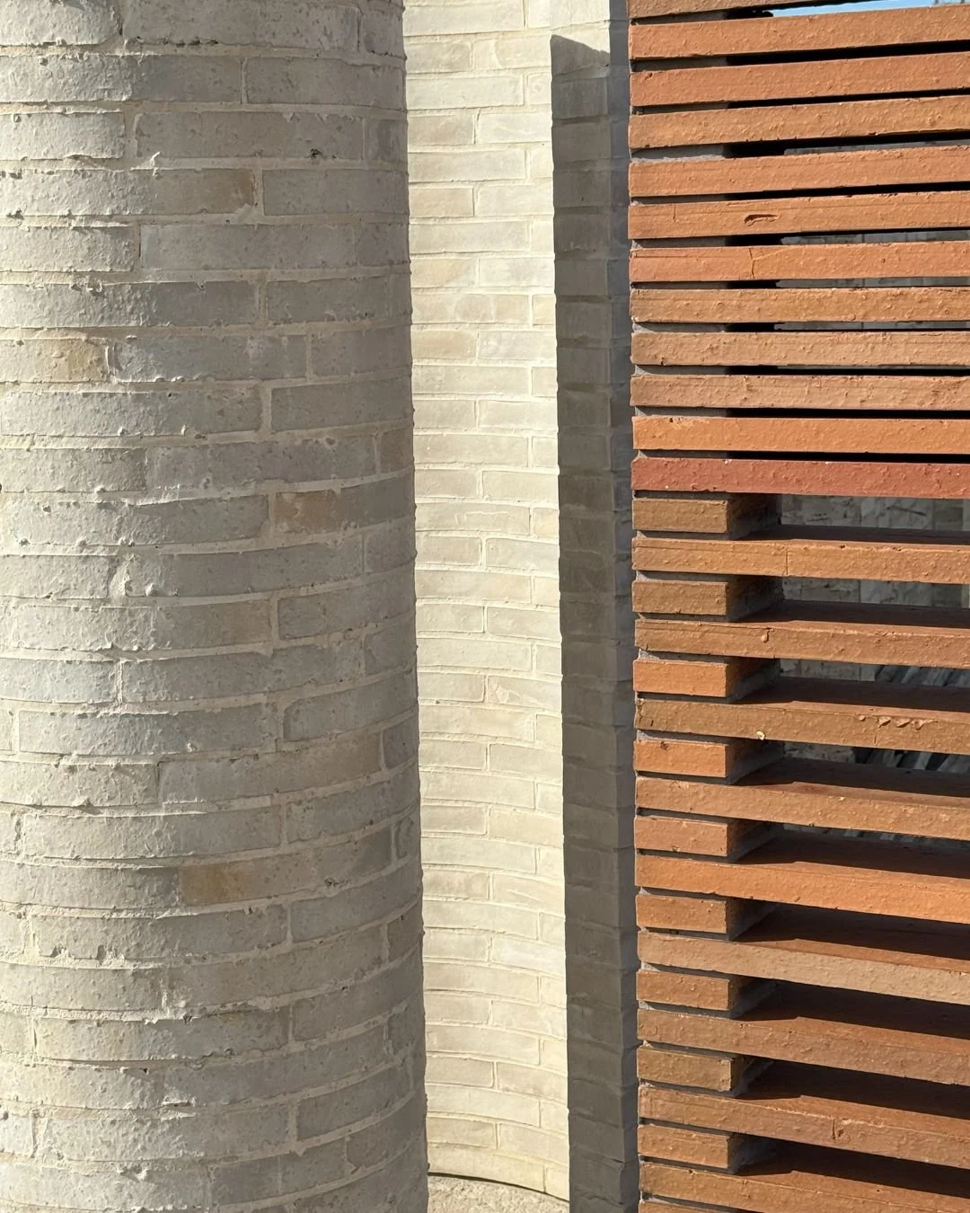 The ability to create custom brick solutions for unparalleled architectural impact is one of things that sets Krause Bricks apart. From flawlessly curved bricks to distinctive elongated profiles, we bring bespoke designs to life. 

Do you have a uniq