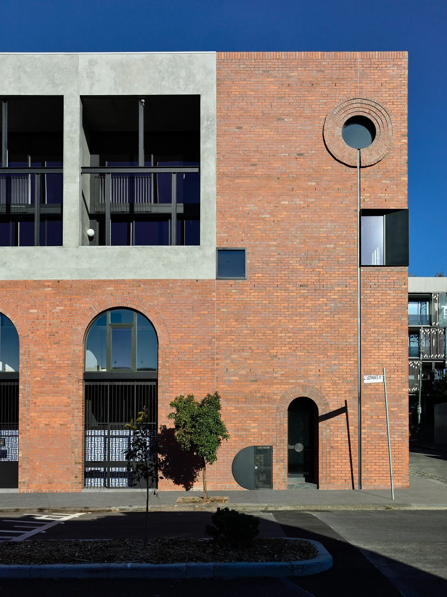 North Melbourne's rich industrial past meets modern living at The Lothian.

Krause Bricks in Heritage Red bricks offer a nod to the suburb's roots, while the unique brickwork, circular windows and grand arches of the @kennedy_nolan design create a di