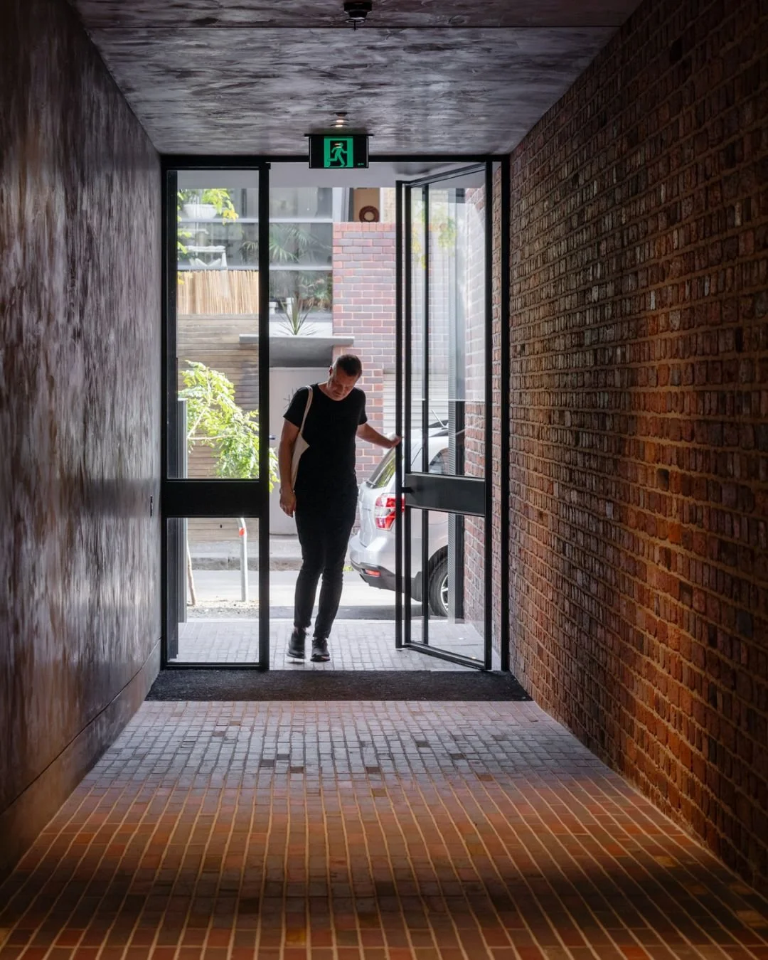 Modern sophistication meets old Melbourne charm at the award-winning Fitzroy House.

Featuring 230x50x15mm Krause Rustic Red Blue Paving Tiles throughout, the apartments are a collaboration between @heckerguthrie, @jcbarchitects and @piccolo.house, d