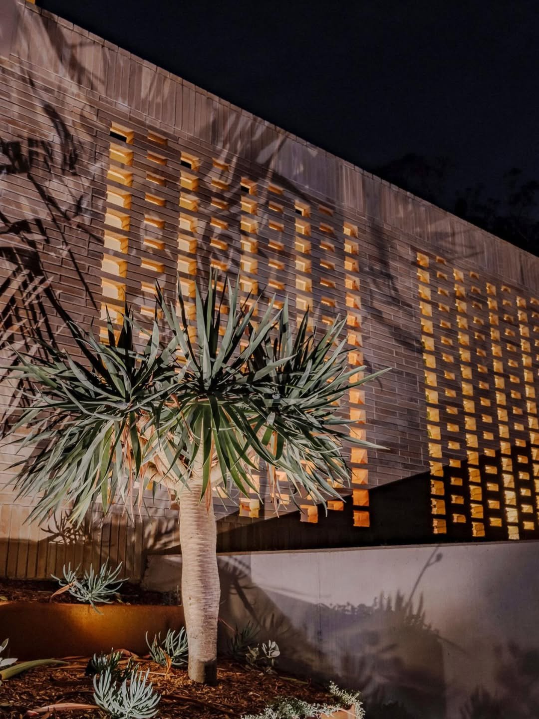 Incredible result on this new project by @hausofjwt. Krause Emperor Bricks were selected to ground the facade, providing a rich, tactile surface that complements the off-form concrete and lighting details. A fantastic execution by the whole team.

Ph