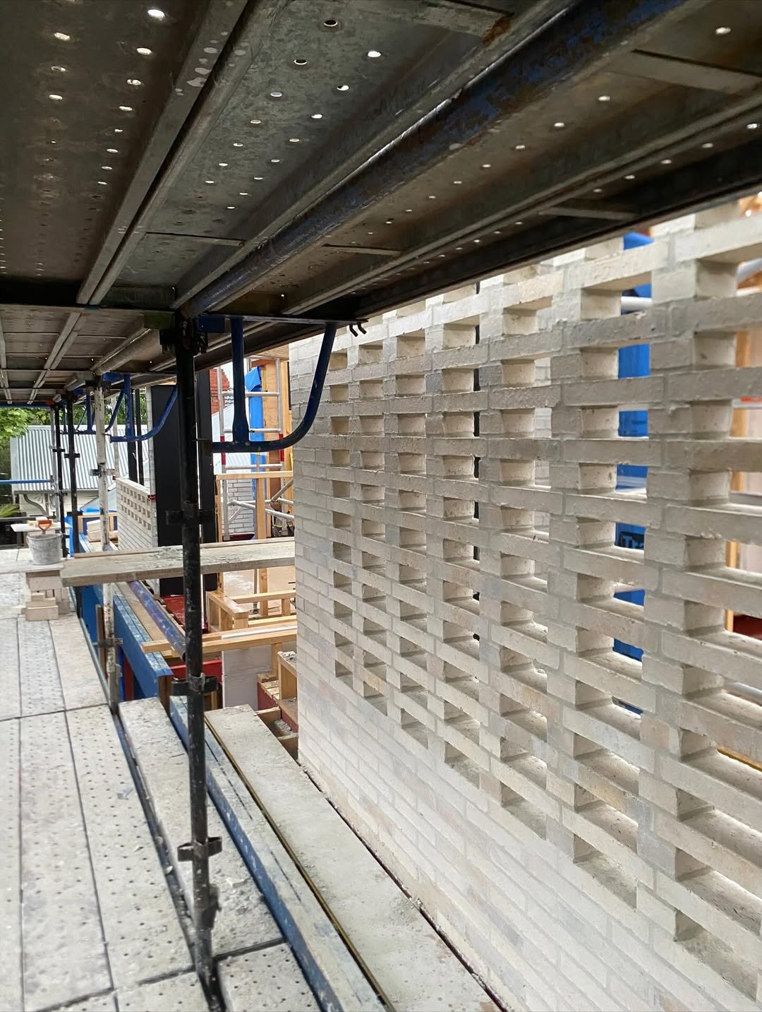 @wills.masonry working their magic with Krause Empress Bricks at an exciting new @lieftingmerlohomes and @c.kairouz.architects project in Elwood.

We can't wait to see more of this one as it nears completion! 

Photos via @wills.masonry 🙏