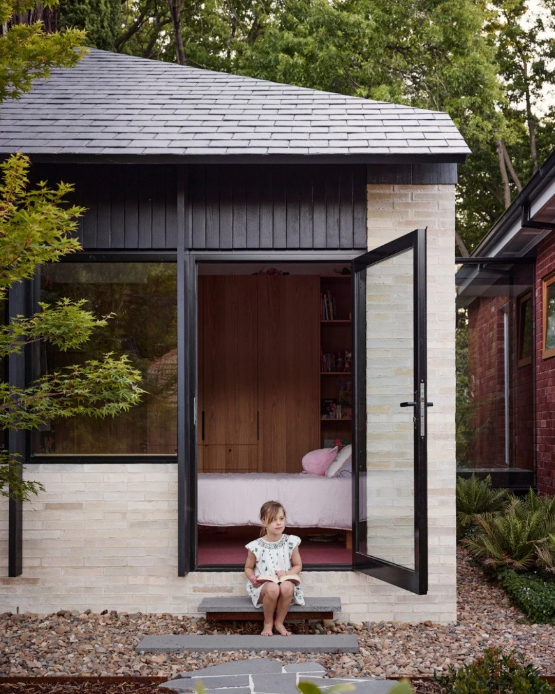 A quiet moment at Hotham House ✨

This project by @austinmaynardarchitects is the perfect example of how architecture shapes the way we live. Highlighted by Krause Empress Bricks in Ghost, the new pavilion wings extend the original home, providing a 