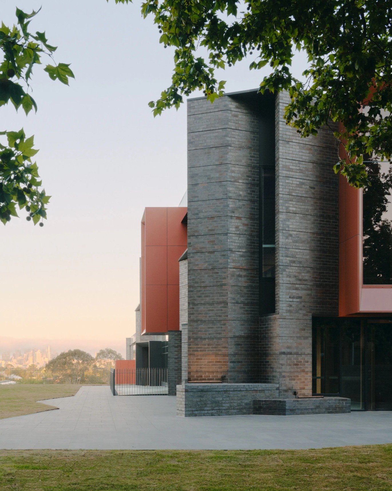 Just like their namesake mountain range, the setting sun brings out the deep, natural tones in our Grampian Blues blend.

Bricks: Krause Bricks in Grampian Blues
Project:  @xaviercollege Kostka Building
Design: @mgsarchitects
Photos: @tomross.xyz