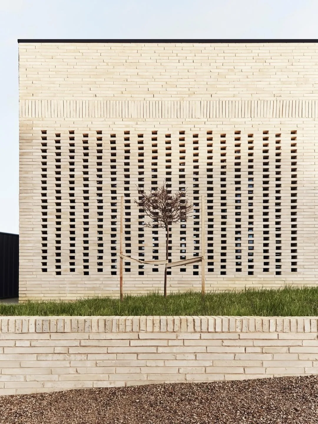 The elongated profile of Krause Emperor Bricks adds a distinct linear elegance to this home by @eplusarchitecture. The hit &amp; miss bond isn't just a visual feature - it provides privacy while letting the architecture breathe.

Design: @eplusarchit