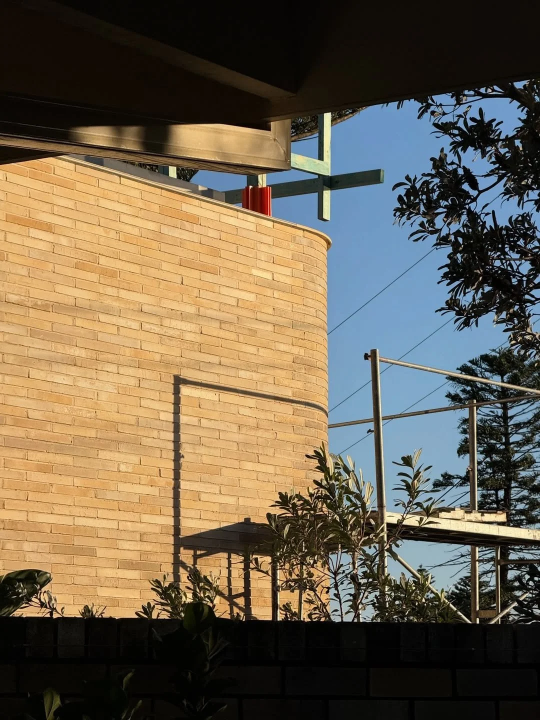 Krause Bricks soaking up the sun at @buckandsimple's latest project, currently under construction with @tnmade.buildco in Sydney's Northern Beaches.

We can't wait to see more of this one as it nears completion! 

Photo via @buckandsimple 🙌