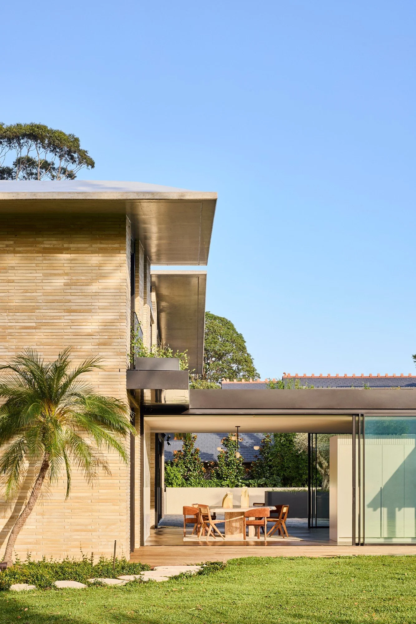 The rich colour variations and authentic, rustic texture of Krause Emperor Bricks bring a natural warmth to the stunning 'Heirloom' project by @trotta_architecture &amp; @litera___design 🌴

Photo: @_pabloveiga