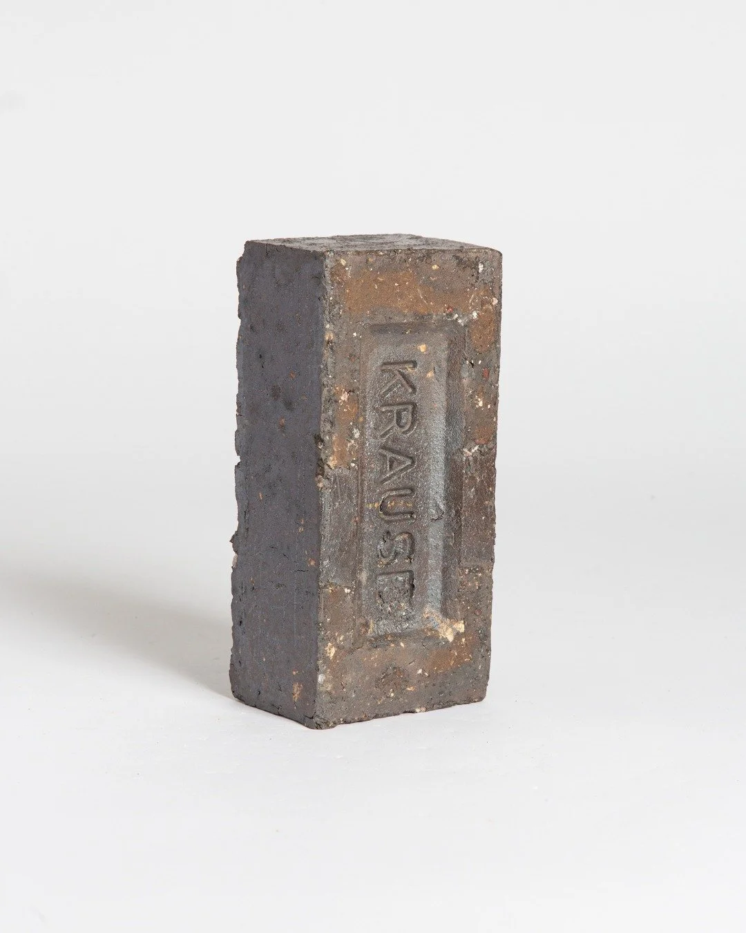 Robust and familiar, the enduring 76mm brick is a classic for a reason. Whether pressed or extruded, the timeless 230 x 110 x 76mm format serves as the perfect canvas for our rich, artisanal clay textures.