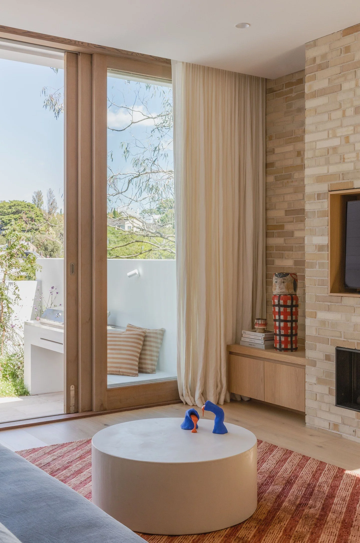 Krause Bricks in a warm, neutral blend provide a grounding texture that allows personalised pieces to take centre stage at this Glebe residence.

Build: @hancockhomesandrenos
Stylist: rickyjamesinteriors
Photo by @_katlu
Flooring @tonguengrooveau