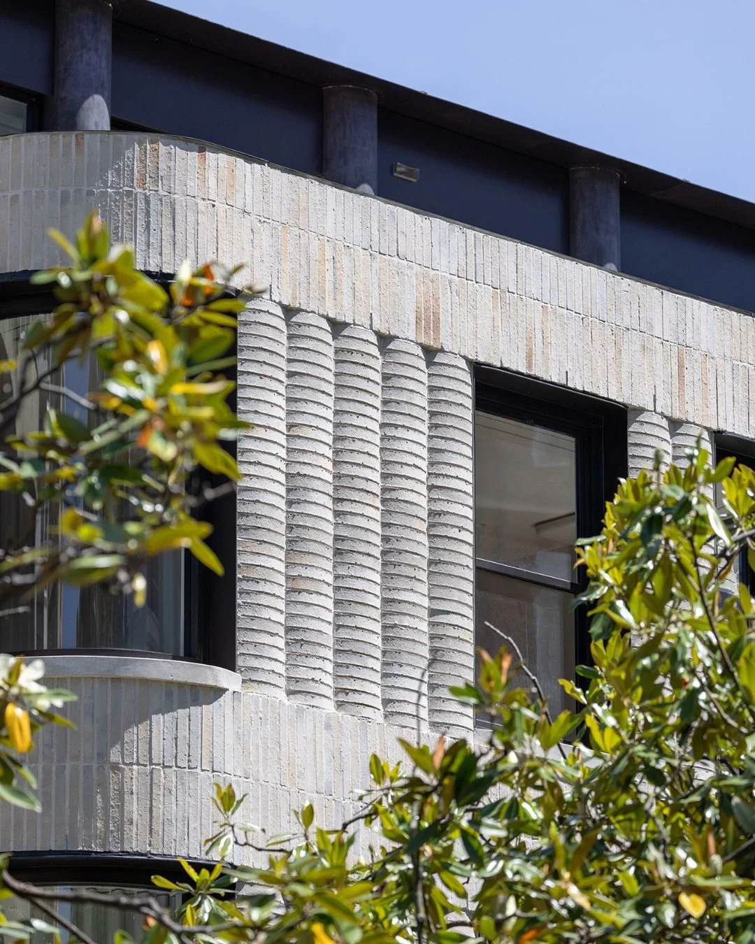 Art Deco grandeur reimagined in Elizabeth Bay ✨

he scalloped profile of Billyard Ave residences by @sjb_architects showcases the incredible versatility of brick. Krause Emperor Bricks in a vertical bond combine with custom-made curved R300mm Empress