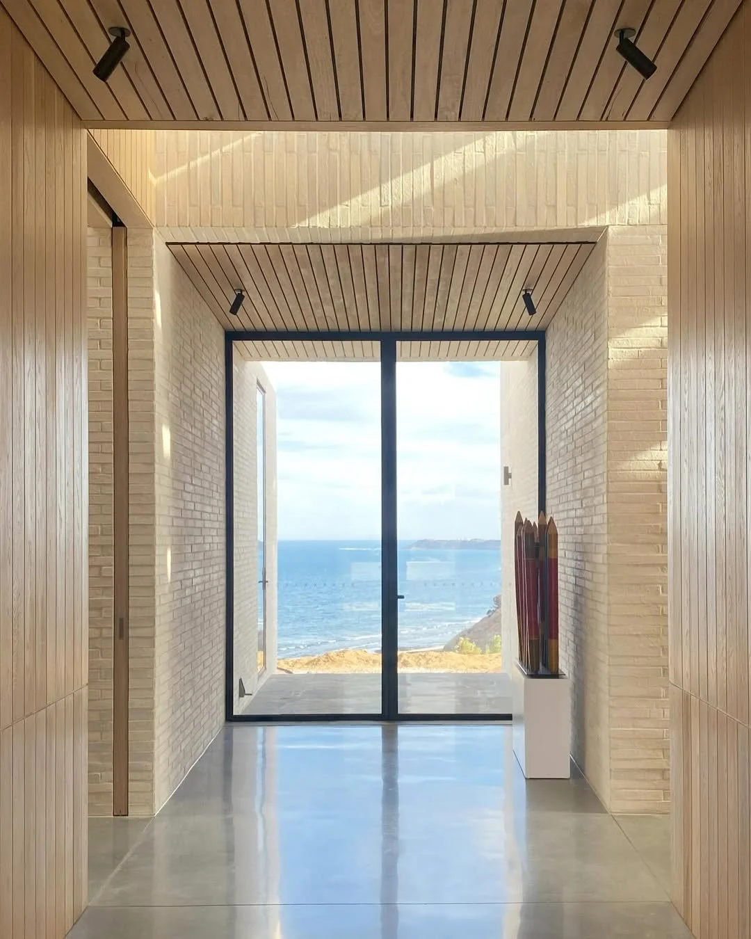 The elegant, linear form of Krause Emperor Bricks lining the gallery of the Shoreham Cliff House, a sublime coastal masterpiece by @pennykinsellaarchitects. 

The perfect material to frame that incredible view 😍

📷 Repost @pennykinsellaarchitects