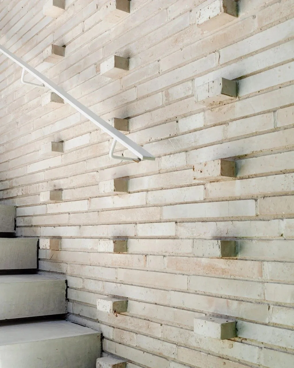 At the Danson project by @jack.fugaro, Krause Emperor Bricks are used to create a dynamic canvas for light and shadow. 

Laid by @portphillipbricklaying, the unique bond breaks the flatness of the surface, adding depth and a shifting texture that cha