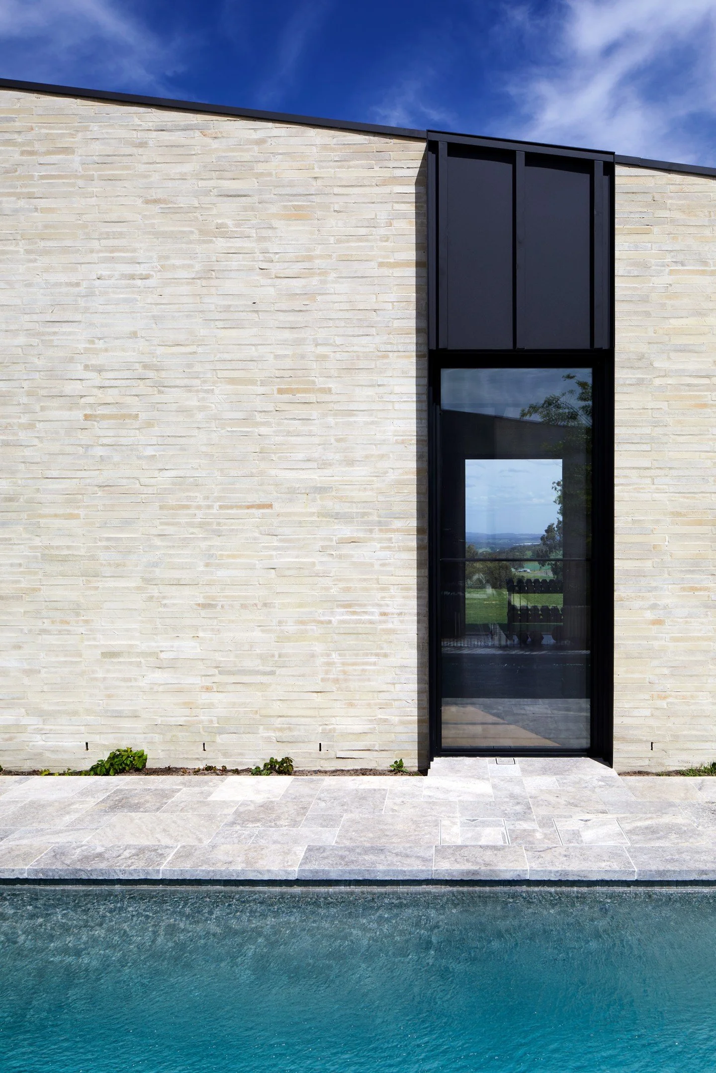 The clean lines and dark finishes of Gruyere Farmhouse by @rachcoffvella contrast beautifully with the tactile warmth of the Krause Emperor Bricks. Used extensively in the sheltered courtyard, they create a protected, grounded feel for the pool and l