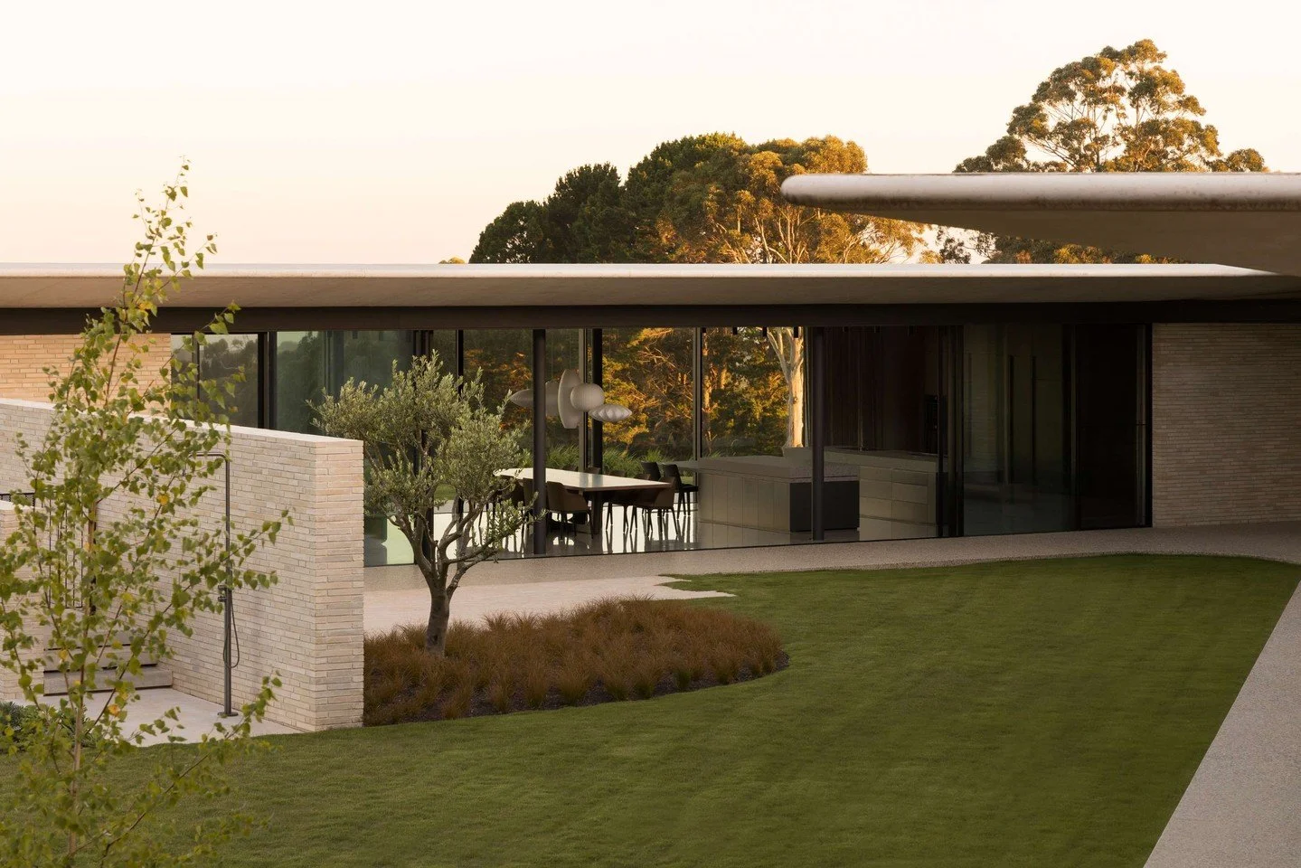 At &lsquo;Pippins&rsquo;, the @websterarchitecture design is defined by deep eaves and long, horizontal planes. Krause Emperor Bricks were the perfect choice to reinforce this design language.

The elongated profile of the Emperor brick emphasises th