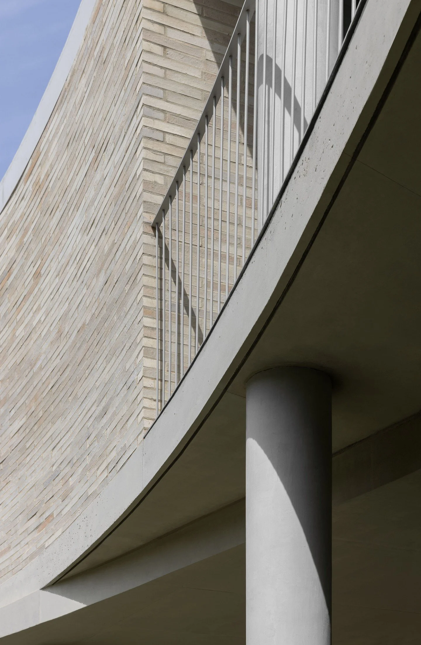 A stunning application of Krause Emperor Bricks at Gathering House. @inarcarchitects have used the elongated format to wrap the home in a seamless, sweeping curve, proving that masonry can be as fluid as it is solid.

📷 @timothykaye