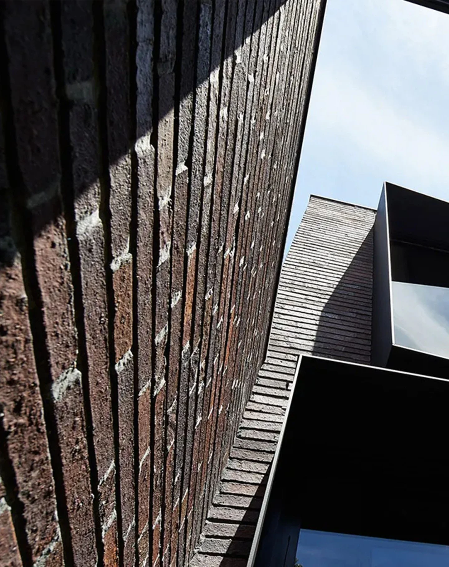 In the heart of Carlton, @sonelo_architects used Krause Emperor Bricks in Grampian Blues to create a bold, contemporary form that commands attention. 

Swipe for a closer look at one of our most popular brick formats and colours &rarr;

📷 @peterbben