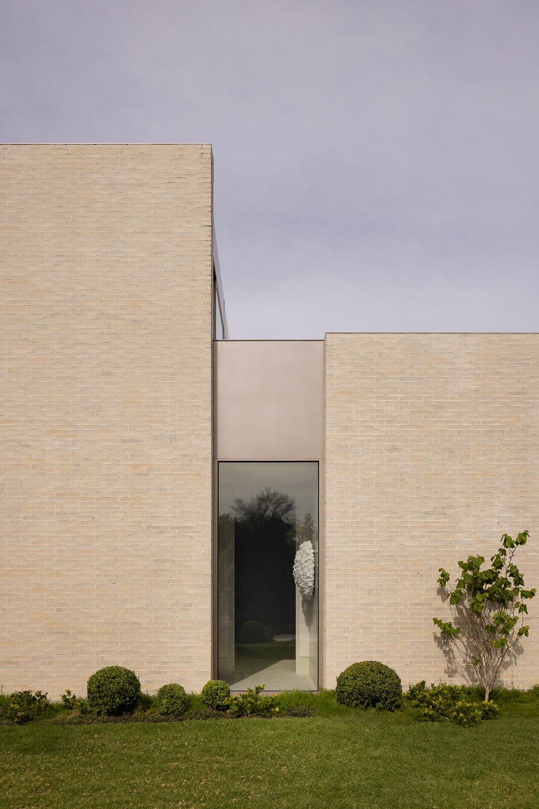 There is a quiet sophistication to this renovation by @architecture.works. The warm palette of Krause Empress Bricks in Ghost adds textural depth without overwhelming the clean lines of the design. A perfect example of contemporary Australian living.