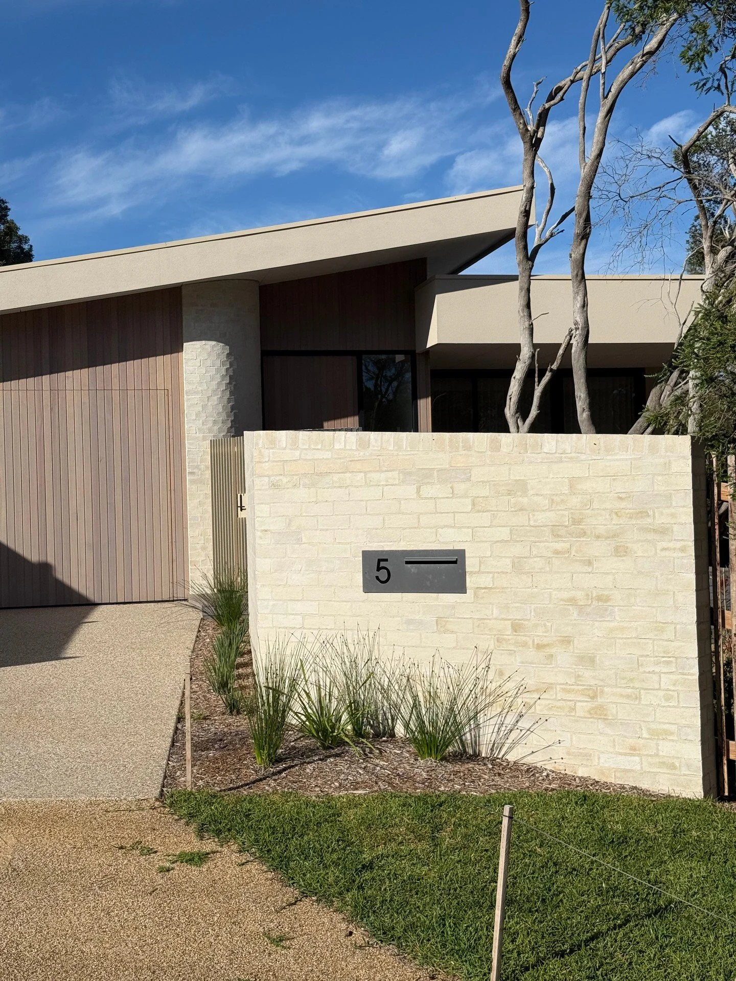 Pressed Krause 76mm Bricks in Ghost with a sponge mortar finish add breezy coastal vibes to the beautiful Blairgowrie home by @boyddesignandbuild ☀️