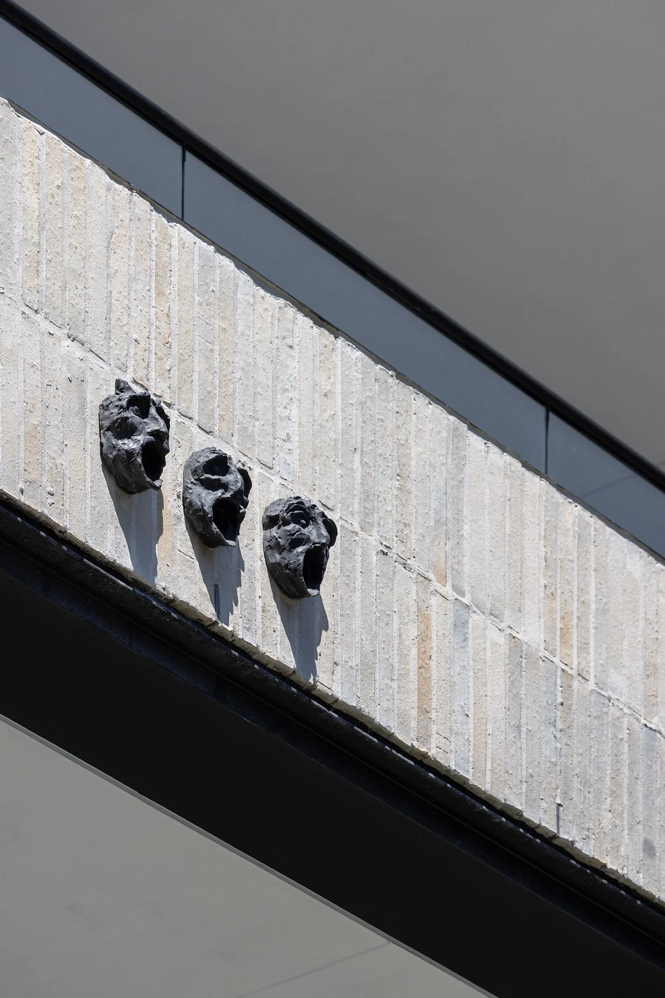 At Billyard in Elizabeth Bay, NSW, a vertical bond of Krause Emperor Bricks provides the perfect canvas for these striking gargoyle sculptures by @mikautzonpopov.

Typical of Mika's work, these pieces aren't just attached to the building; they are wo
