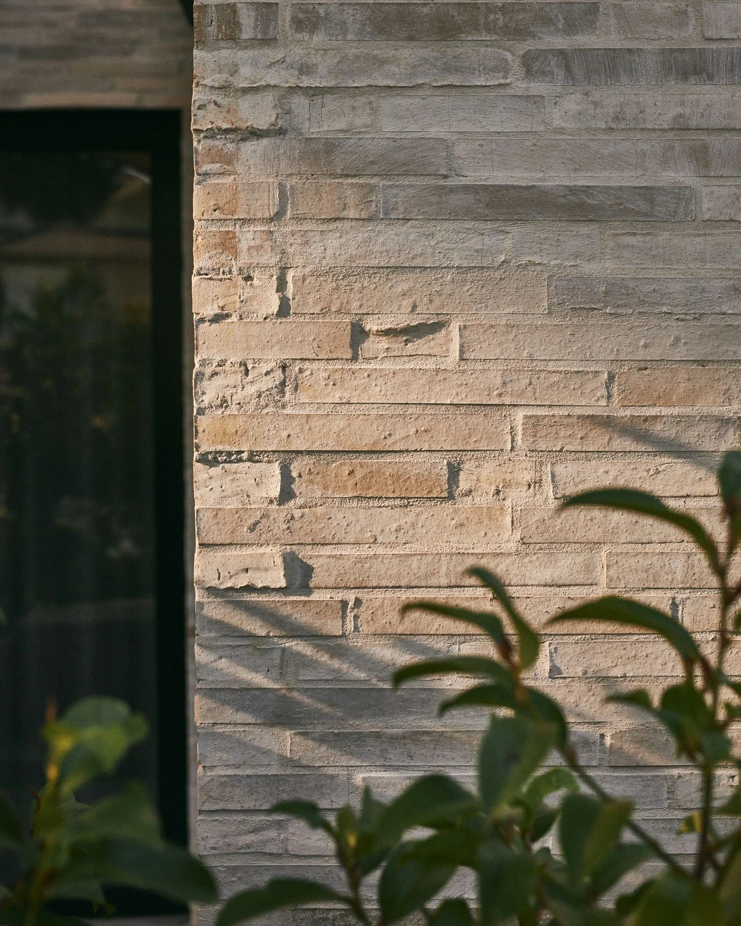 It takes the finest raw materials and three generations of artisanal know-how to achieve this level of character. By fusing time-honoured techniques with rich Australian clay, Krause Bricks delivers a palette and texture profile that stands alone.

P