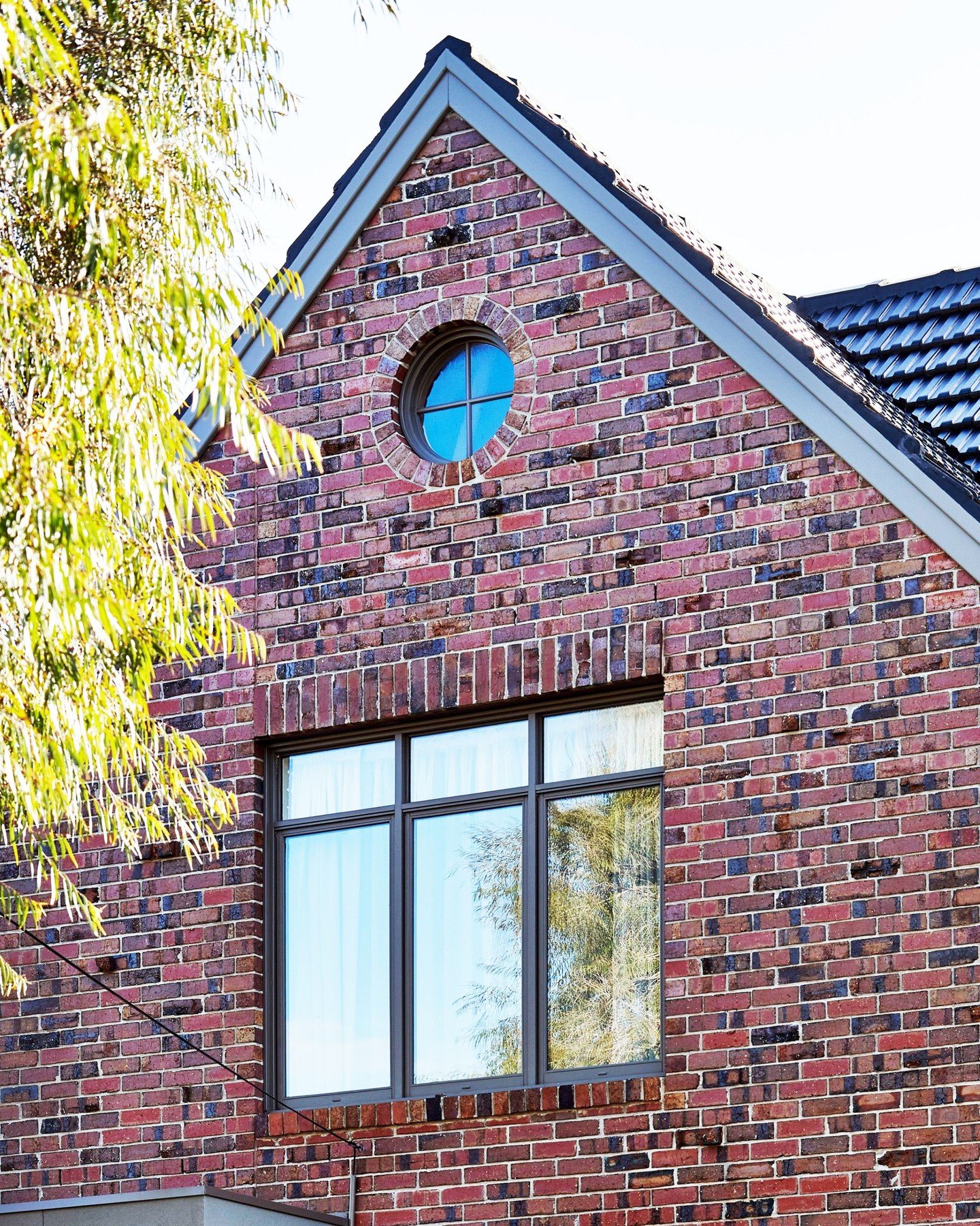 There is nothing quite like the character of a Clinker. 🧱✨

Featured here in this stunning Parkdale home, our Red Blue Clinkers bring immediate depth and heritage charm to the fa&ccedil;ade. The secret to that distinctive look? High-temperature firi