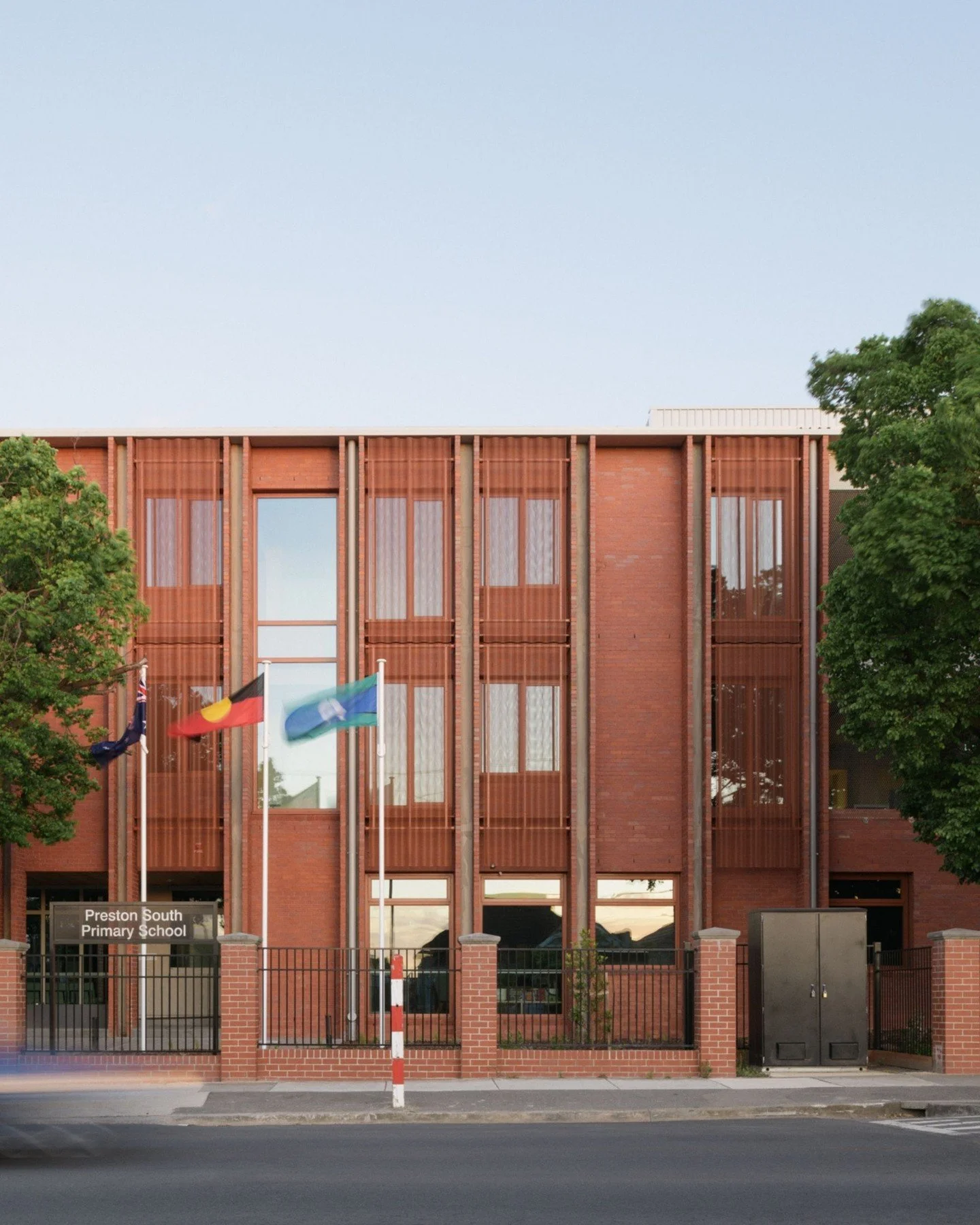 Preston South Primary School isn&rsquo;t just a beautiful building; it&rsquo;s a high-performance environment built to rigorous Passivhaus standards.

@kerstin_thompson_architects selected Krause Bricks in Heritage Red to provide the thermal stabilit